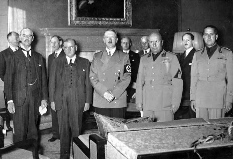Чиано (справа) в Мюнхене в 1938 году (яндекс картинки)