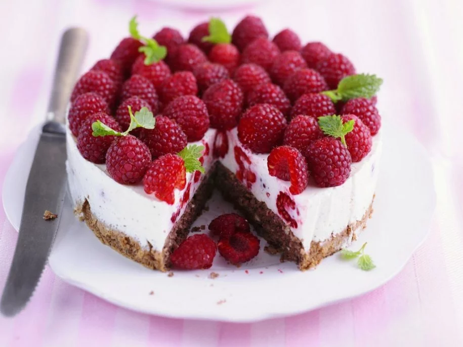 с воздушным творожным кремом  и просто тающим во рту бисквитом.