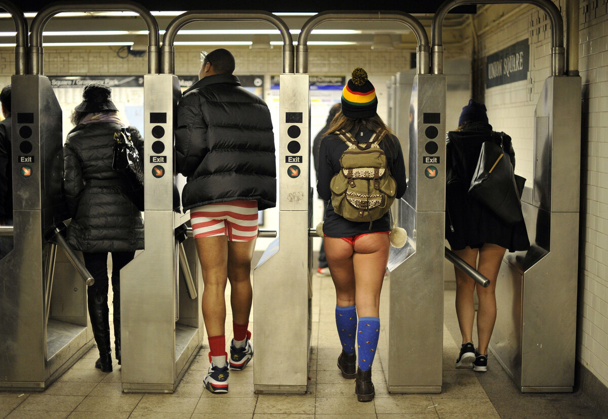 Снимать штаны. No Pants Subway Ride Москва. Нью Йорк метро без штанов. No Pants Subway Ride 2020. Global no Pants Subway Ride 2014.