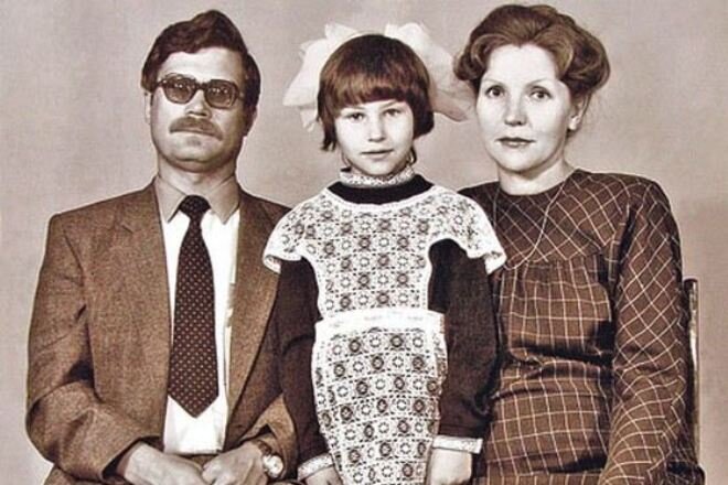 Светлана Камынина с родителями в детстве