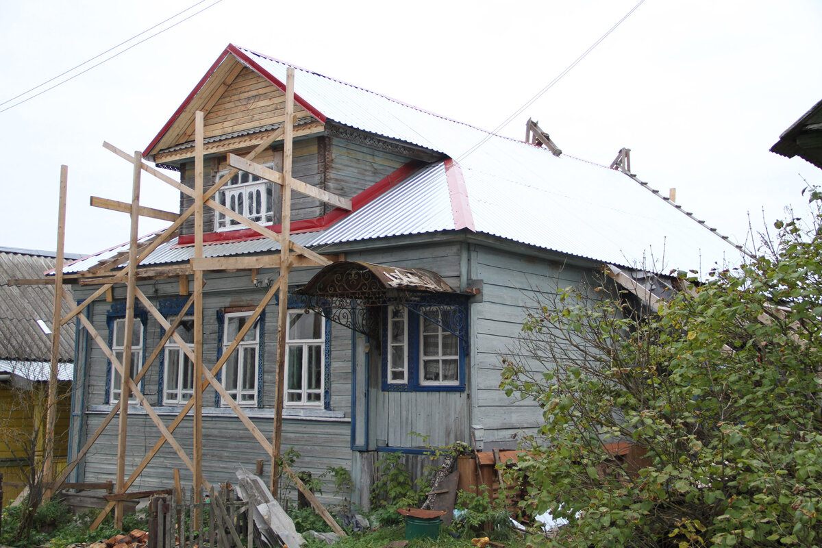 С новой крышей и старыми окнами. Осень 2016
