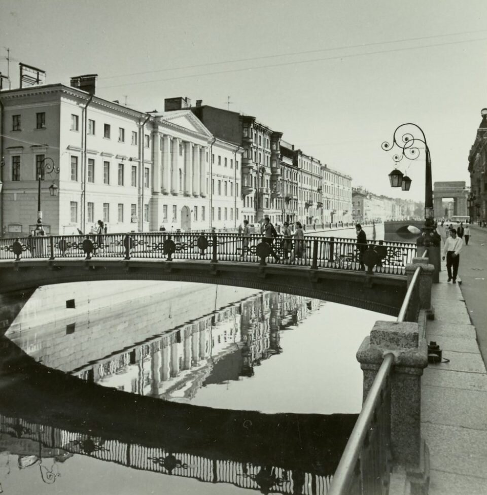 источник - https://spb.citifox.ru/2017/03/11/redkie-reto-fotografii-leningrad-gla/