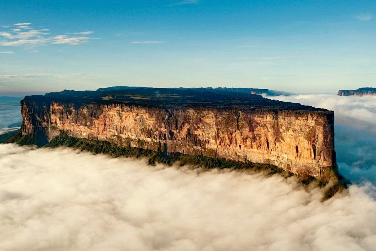 Столовая гора “Рорайма” скрытая облаками, фото с самолета.