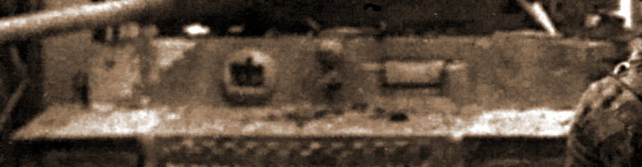 О принадлежности ко 2-й роте указывает эмблема батальона, нанесённая слева от курсового пулемёта