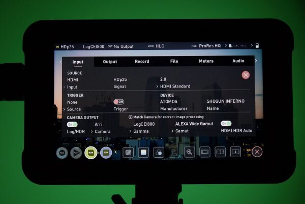 Функциональная, но простая ОС позволяет в реальном времени выводить на экран различные показатели: "хищник", waveform, зебру и другие, а также по ходу съемки примерять различные соотношения сторон, приближать картинку, регулировать яркость и многое другое.