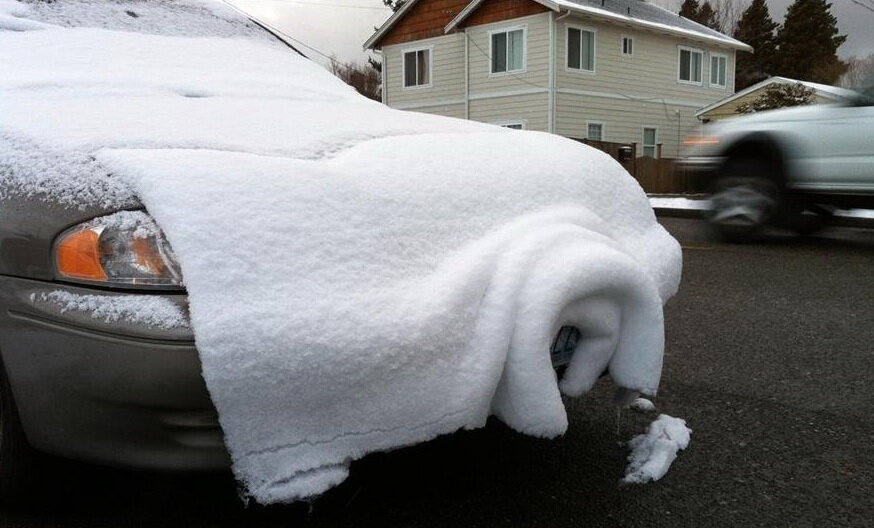 Самой толстой снежной шубой накрывал. Одеяло из снега. Снежное одеяло. Одеяло под капот автомобиля. Одеяло для машины.