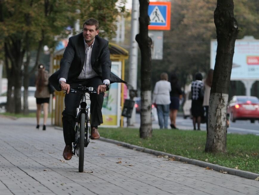 Мир меняется на глазах. Еще вчера было круто мчаться на работу на престижной иномарке, паркуя её затем на лучшем месте на парковке под окнами офиса. Сегодня «мчаться» получается уже далеко не всегда (приходится часто стоять в долгих пробках), да и стоянка стала платной.