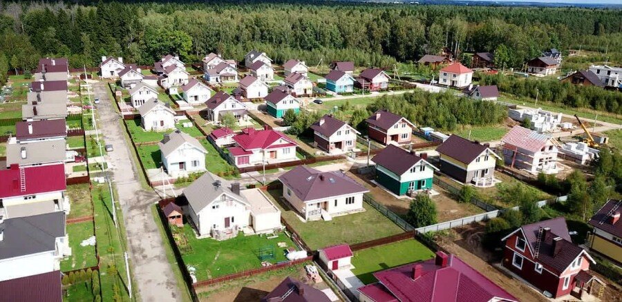 Один из многочисленных коттеджных поселков России