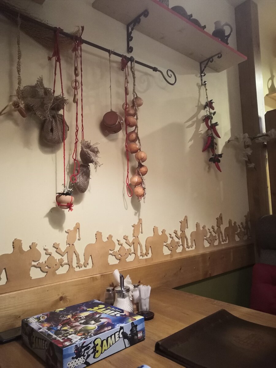 На стенах чеснок и казаки. Игра наша