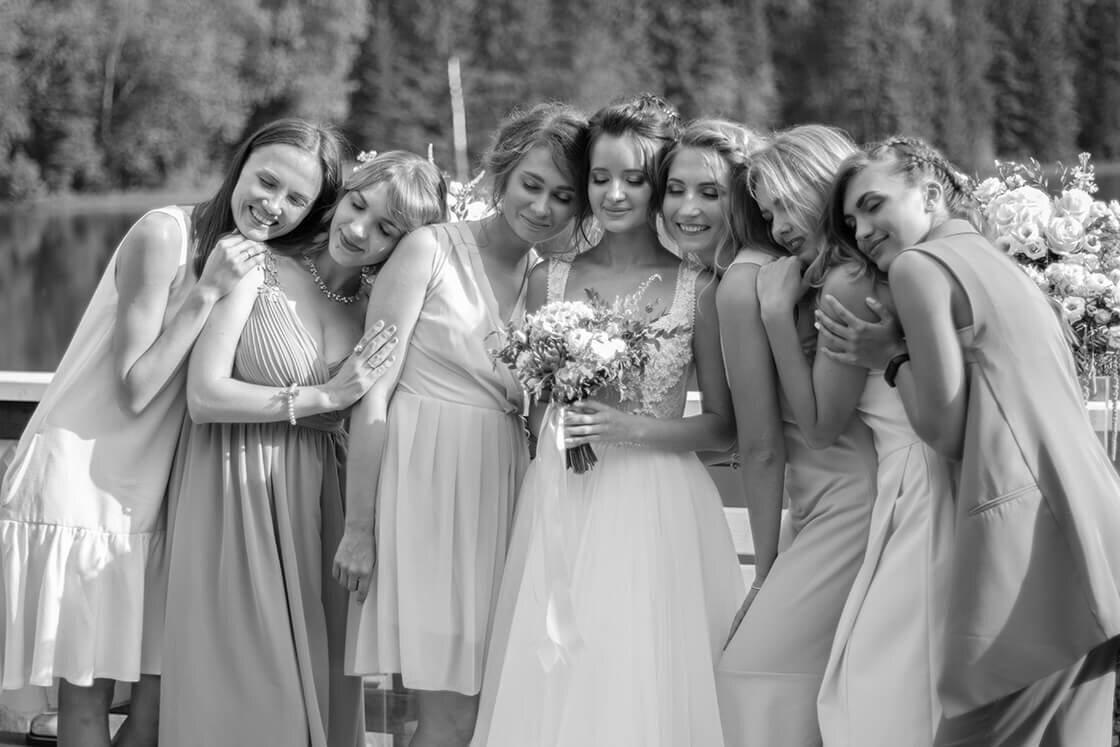 Подружки невесты провожают в счастливую семейную жизнь