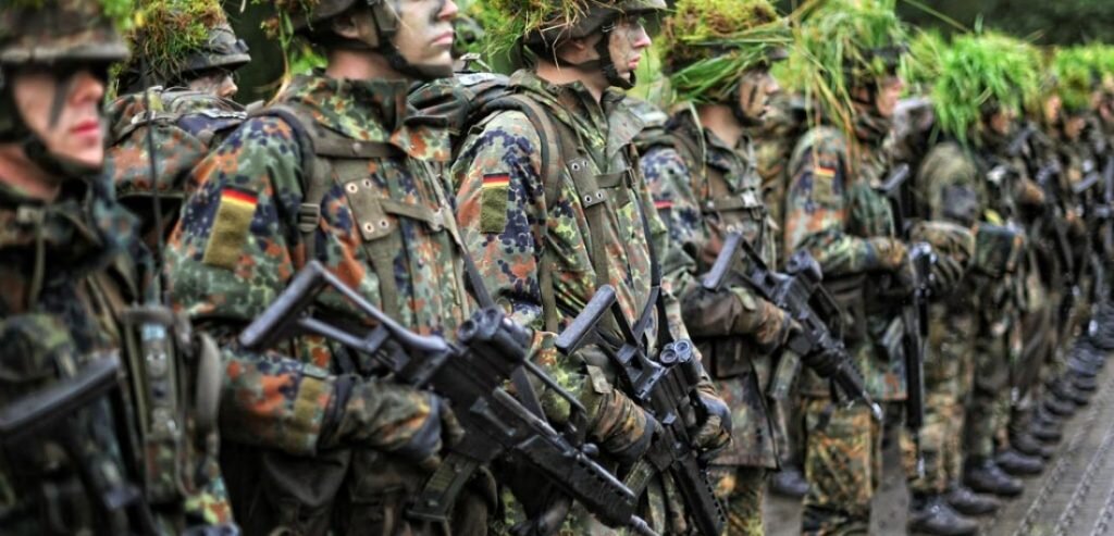 Открывает наш рейтинг топ-10 самых сильных армий на планете Бундесвер – вооруженные силы Федеративной Республики Германия. В его состав входят сухопутные силы, военно-морской флот, авиация, медико-санитарная служба и служба обеспечения тыла. 
Численность вооруженных сил Бундесвера составляет 186 тыс. человек, немецкая армия полностью профессиональна. Военный бюджет страны составляет 45 млрд долларов. Несмотря на довольно скромные размеры (по сравнению с другими участниками нашего рейтинга), немецкая армия имеет очень высокую подготовку, оснащена новейшими видами вооружения, ну а военным традициям Германии можно только позавидовать. Следует отметить высочайший уровень развития военно-промышленного комплекса страны – немецкие танки, самолеты, стрелковое оружие заслуженно считаются одними из лучших в мире.

Германия могла рассчитывать и на более высокое место в топ-10, однако внешняя политика этой страны миролюбива. Видимо, немцы достаточно навоевались в прошлом столетии, поэтому на военные авантюры их больше не тянет. Кроме того, Германия долгие годы является членом блока НАТО, так что в случае каких-либо военных угроз она может рассчитывать на помощь США и других союзников.