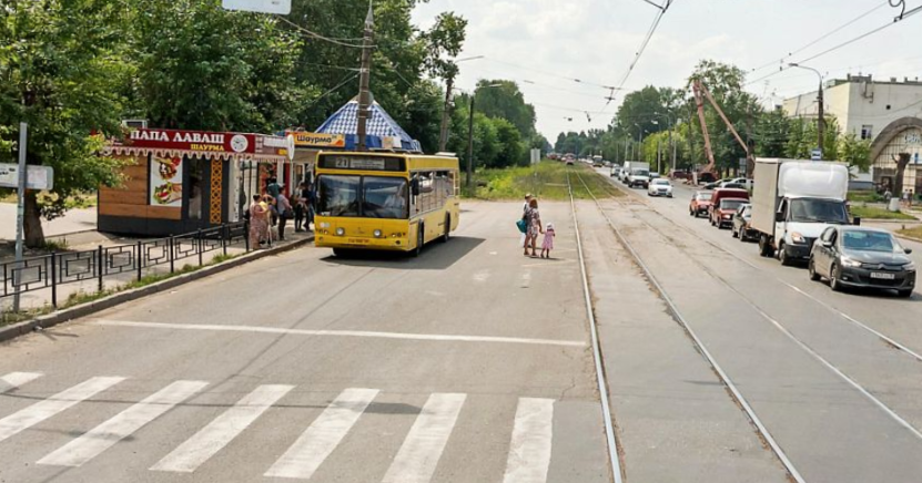 На этом скрине прекрасно видно ситуацию: Там где стоит мать с ребенком - это трамвайная остановка.