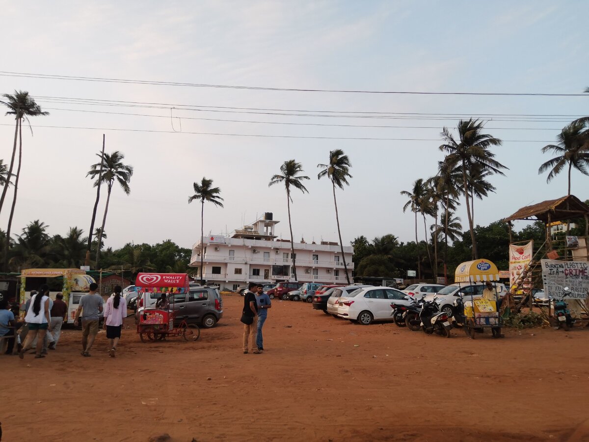 Вот второй этаж окнами на стоянку. Наш гест с обратной стороны, там джунгли.