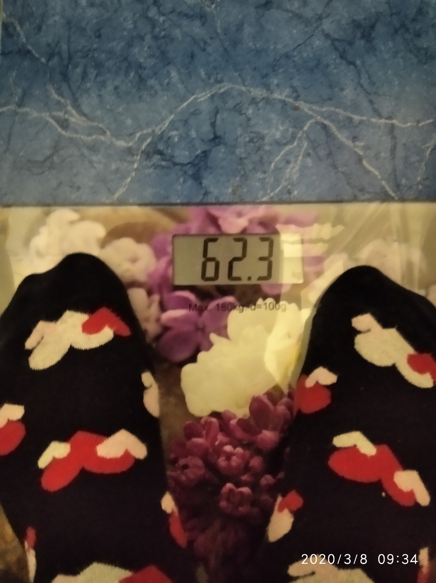 Вот такой вес сегодня, правда завтра абсолютно точно вес будет выше, утром ела конфеты, а вечером едем в гости, где не избежать банкета.