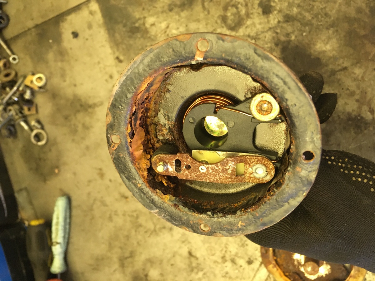 Сюда притягивается мембрана, которая даёт звук