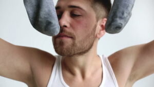 Раскрою еще один секрет носок: дай мужчинам волю, они также бы разбрасывали по всей квартире свои сорочки, брюки, джинсы, футболки и свитера. Но женщины – мамы, жены и подруги жестко их останавливают в этом. Все потому, что аналогичные предметы гардероба имеются у женщин. Поэтому, женщины знают о том, как это контролировать. Носок же у девушек (кроме недавно появившихся спортивных), как правило, нет. Поэтому у девушек и жен попросту нет развитых навыков контроля за данной деталью одежды. Именно это и позволяет мужчинам ловко и как бы невзначай припарковывать свои несвежие носки в самых неожиданных местах квартиры. Иногда накапливая под шкафом или диваном сразу несколько пар носок одновременно. С соответствующим ароматом…