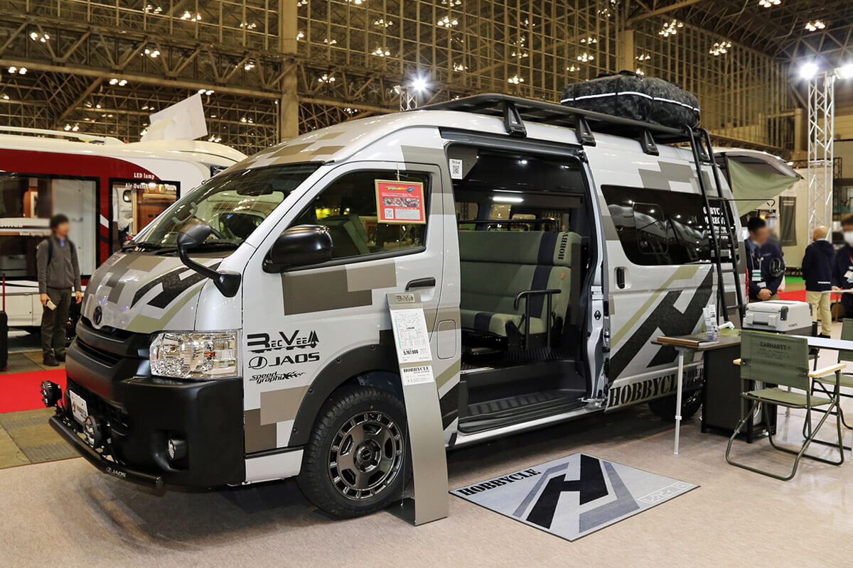 Вот он, красавчик. Полный привод,багажник на крыше, лестница, внедорожная резина и усиленные бампера в комплекте