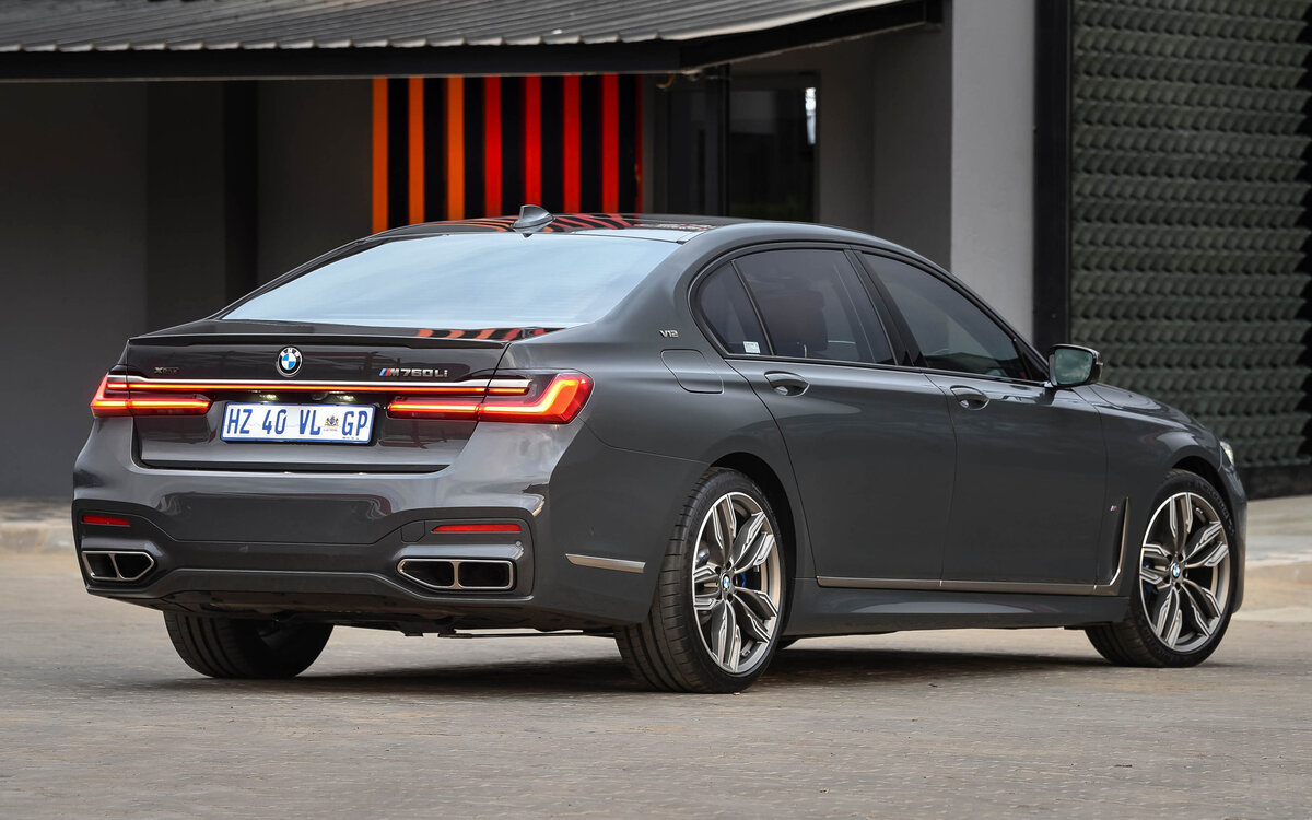 После фейслифтинга BMW M760Li xDrive с базовой ценой 174 000 евро является автомобилем для тех, кому не нужно беспокоиться о деньгах. То, насколько эксклюзивным является двигатель с двенадцатью цилиндрами, показывает сравнение с другими моделями серии 7: два 730d стоят всего на 2800 евро дороже, чем M760Li. А за дополнительную плату в размере более 50 000 евро между чуть более медленным xDrive 750Li и M760Li другие люди покупают дополнительную машину.