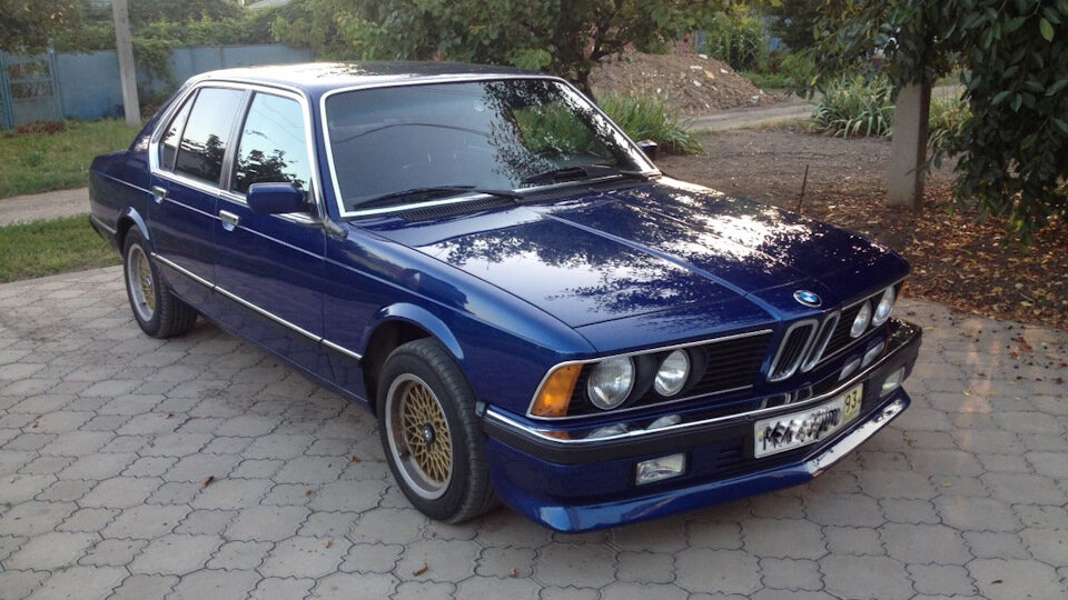 Это четырех дверный седан представительского класса категории F.Кузов, не смотря на время, хорошо сопротивляется коррозии. Но все, же перед покупкой следует обратить внимание на такие места как: пороги, под подкрылками, лонжероны, нижние каемки  дверей, ну и дно