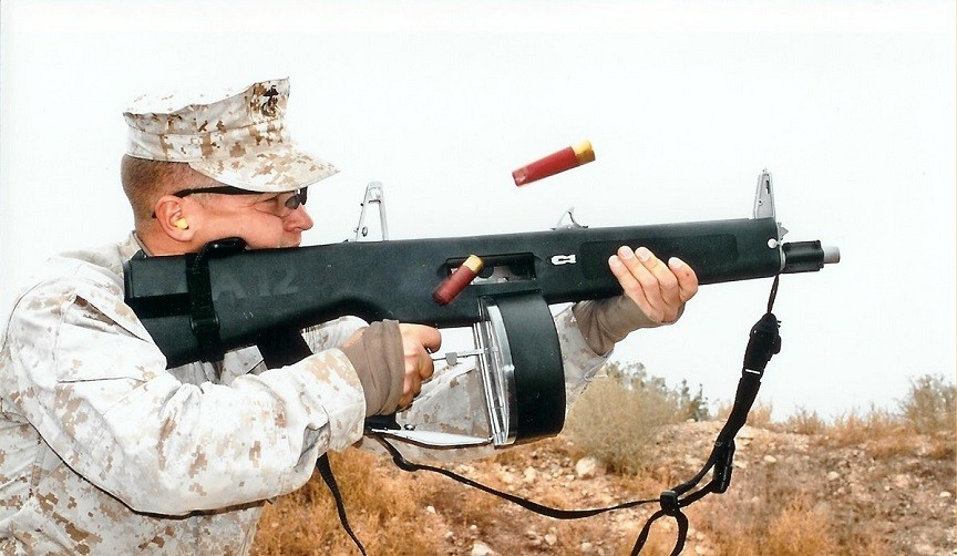 Auto Assault-12. Дробовики, в зависимости от конструкции, стреляют либо редко, либо недолго. AA-12 разработан специально чтобы устранить обе проблемы. Он делает 300 выстрелов в минуту, заряжается коробчатым магазином на 8 патронов либо барабанным магазином на 32 патрона, позволяя вести долговременный огонь и использует любые боеприпасы — картечь, резиновые пули и даже взрывные снаряды.