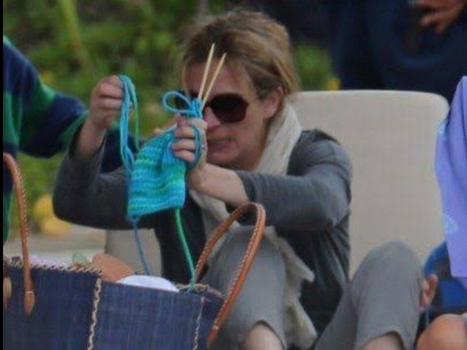 Джулия Робертс вяжет. Фотография из интернета. Яндекс.Картинки.