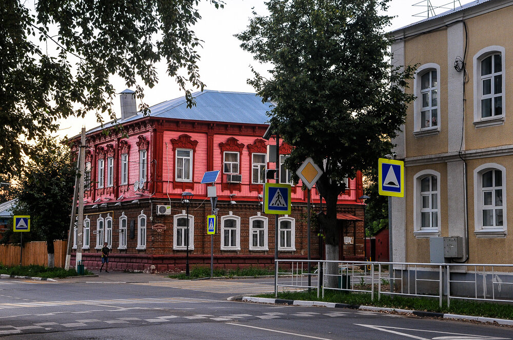 В зарайском. Дом купца Ярцева Зарайск. Зарайск центр города. Зарайск Центральная улица. Зарайск Купеческий.