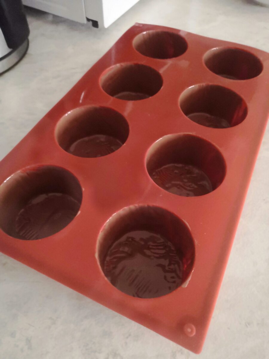 Первый слой получается тонким, рекоммендую сделать 3-4 слоя. После каждого слоя отправляем в морозилку.