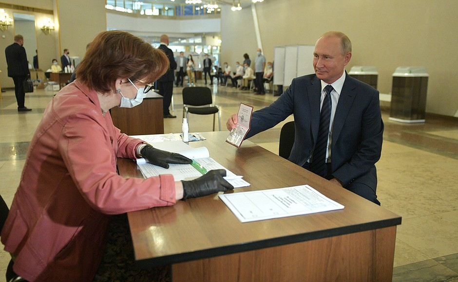 Владимир Путин голосует за внесение поправок в Конституцию РФ