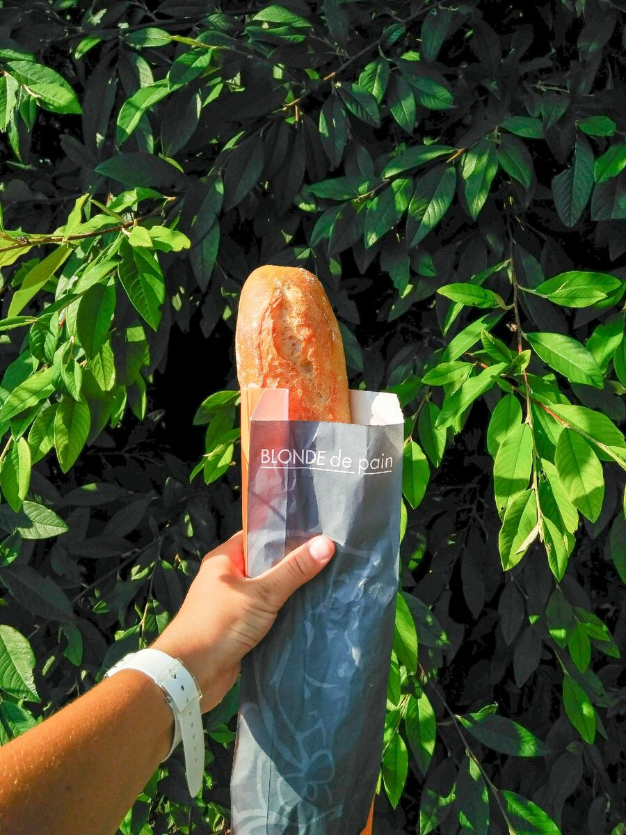 Во Франции нередко можно увидеть на улице людей, жующих хлеб-палочку на ходу - багет.