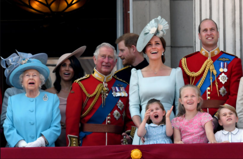 Елизавета II, принц Чарльз и  семья Кембриджей