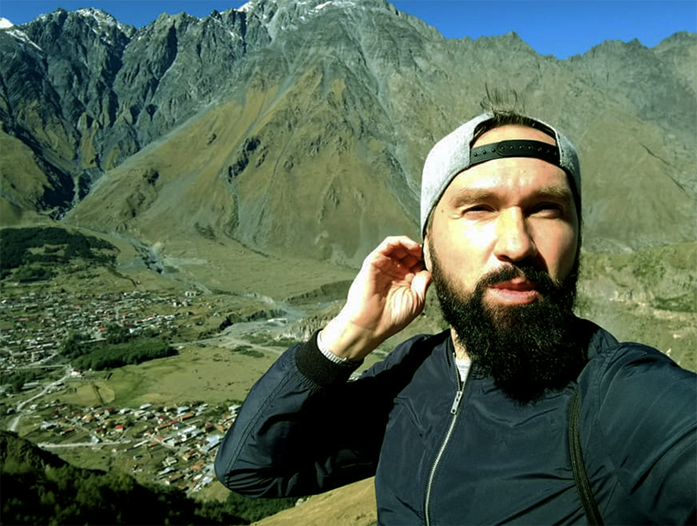 У подножья монастыря Гергетис Самеба \ вид на Степанцминду и Гергети \ Грузия \