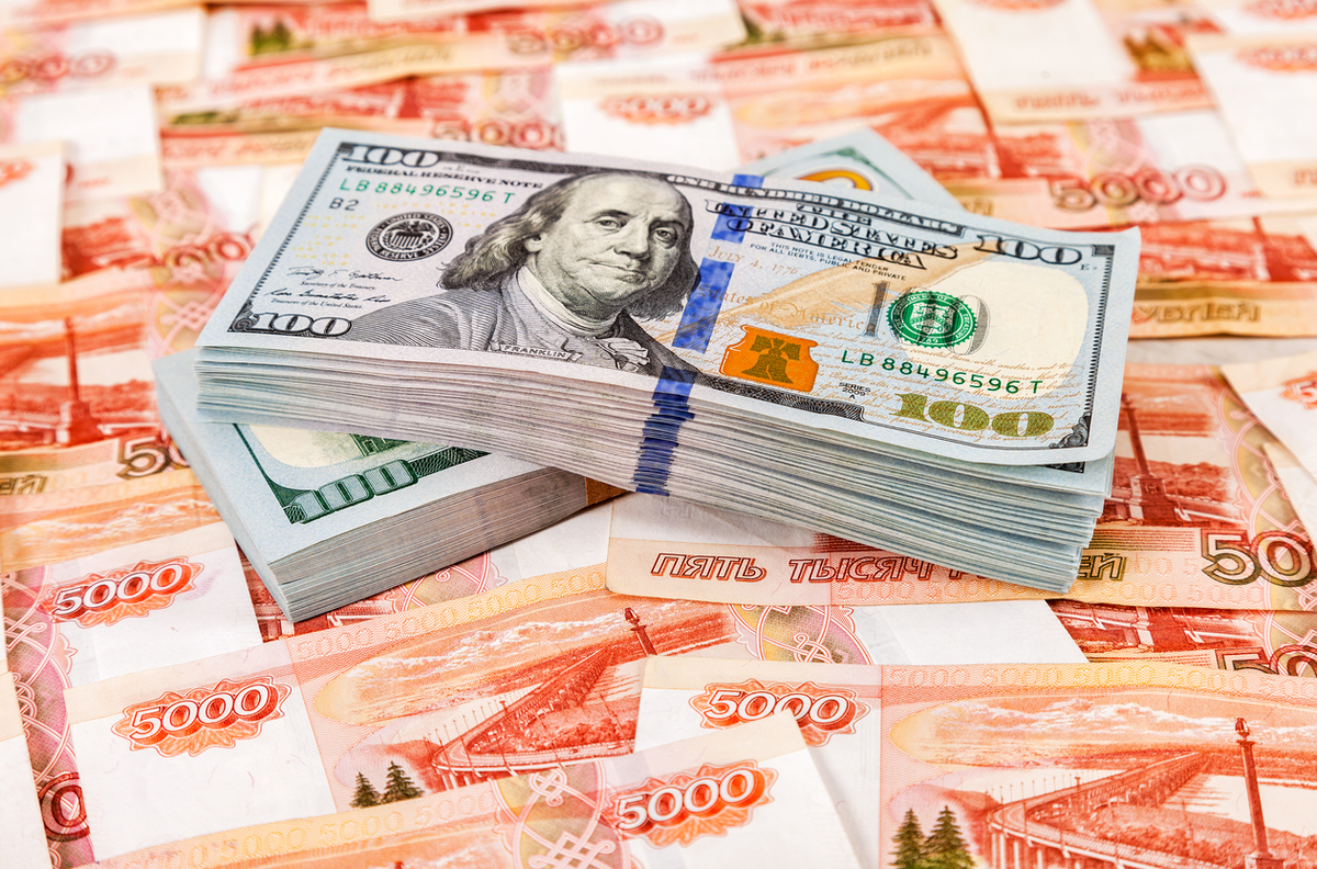 100 американец. Пачки рублей и долларов. 5000 Долларов пачка. Деньги пятитысячные купюры и доллары. Пятитысячная банкнота долларов.