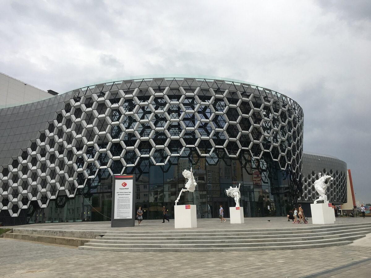 KazanMall и футуристические фигуры, фото автора 
