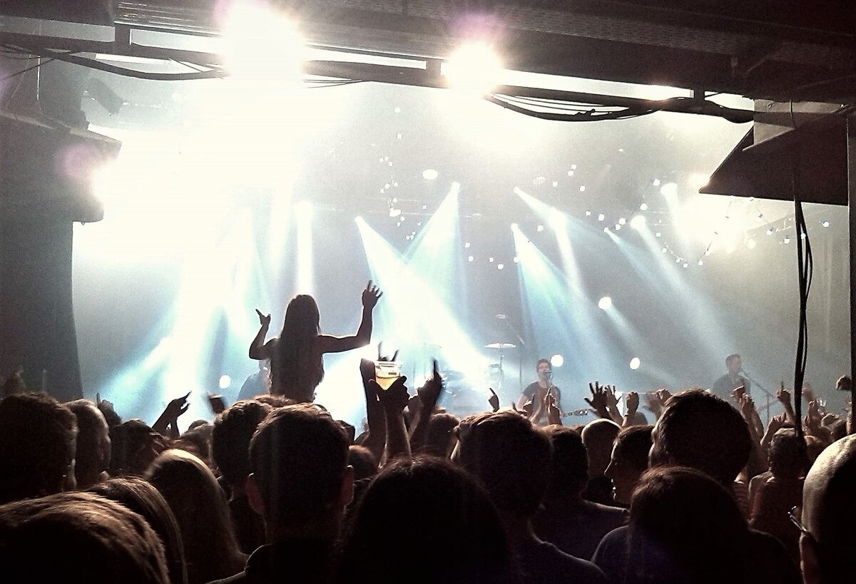 лео ди каприо волк с уолл стрит. паша 2309 киров. солисты балета мариданс. выступающий на сцене. с успехом выступали.