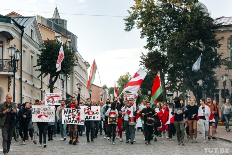 Красно-зеленые и бело-красно-белые флаги на «Музыкальной прогулке» в Витебске 21 августа. Фото Алеся Пилецкого