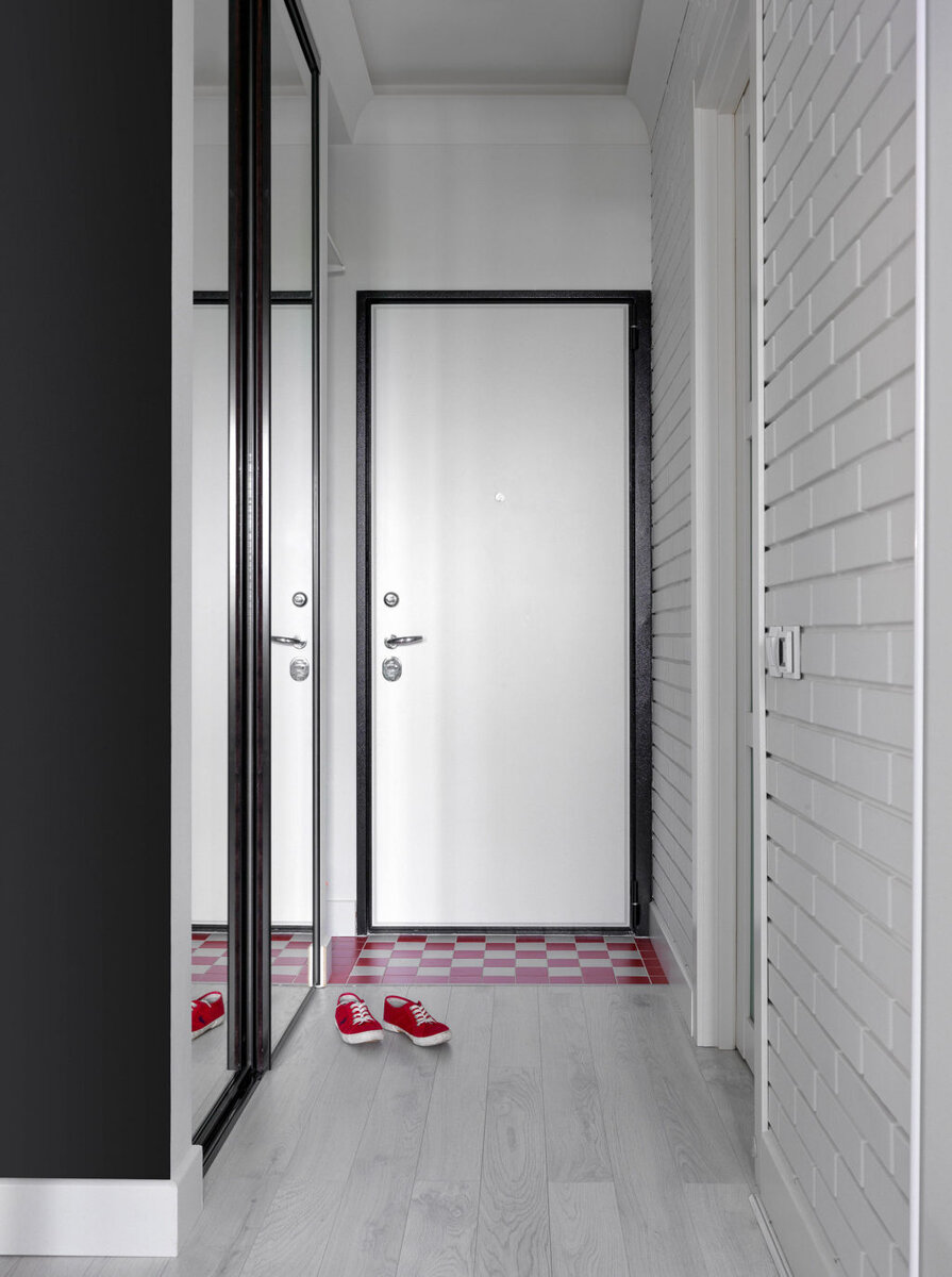 Прихожая в проекте дизайнера Марии Степановой. Слева — гардероб. На полу у входа плитка, VitrA. Фото: Сергей Красюк.