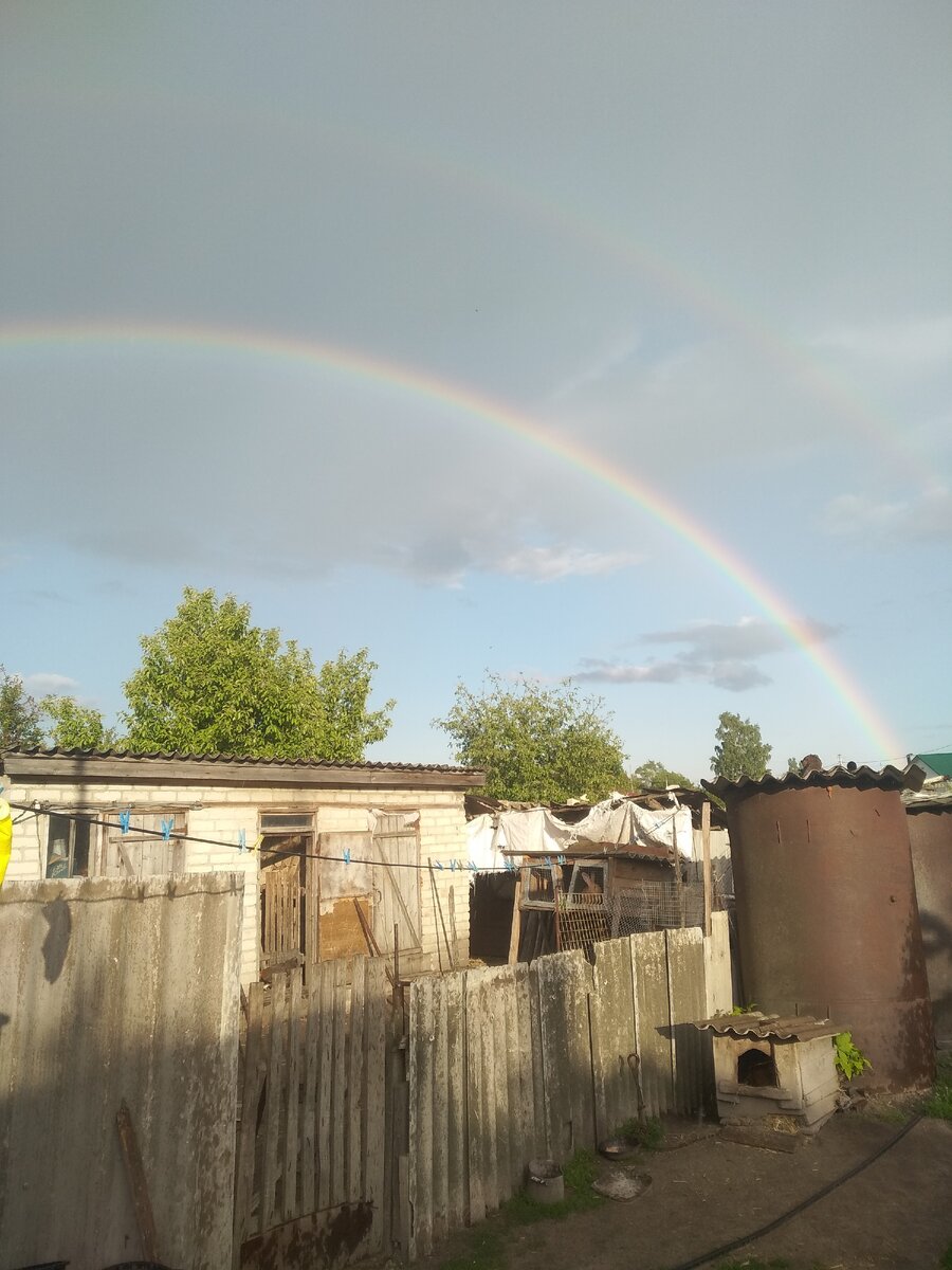 Справа видите где белая тряпка. Это он.