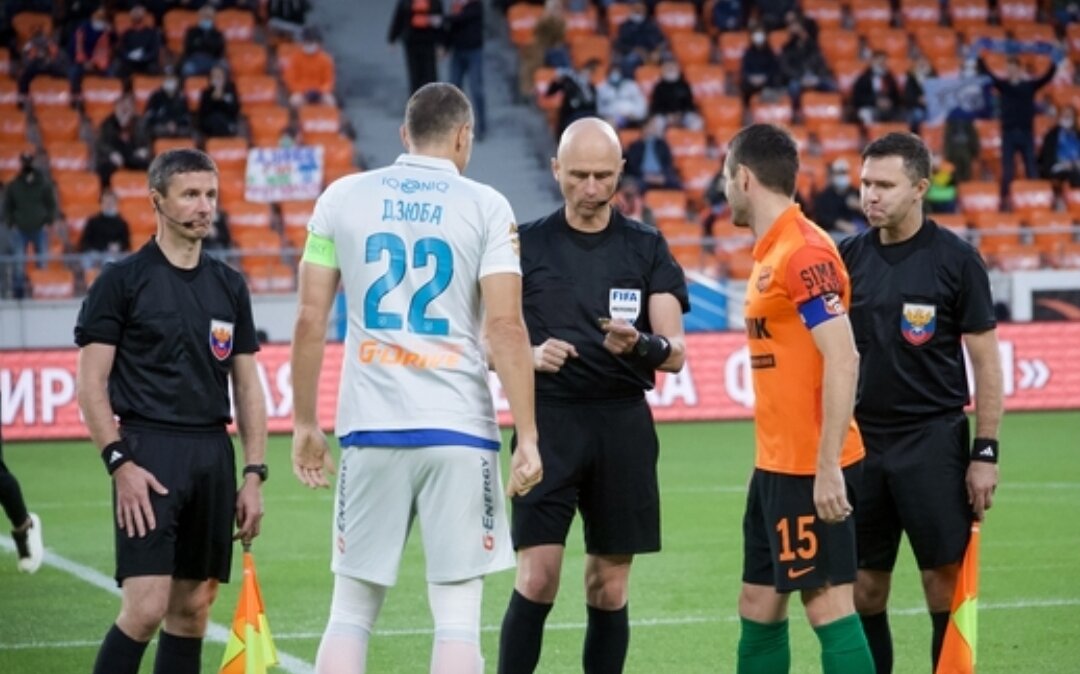 Сергей Карасев (в центре) с капитанами "Зенита" и "Урала" перед  началом игры. Фото fc-zenit.ru