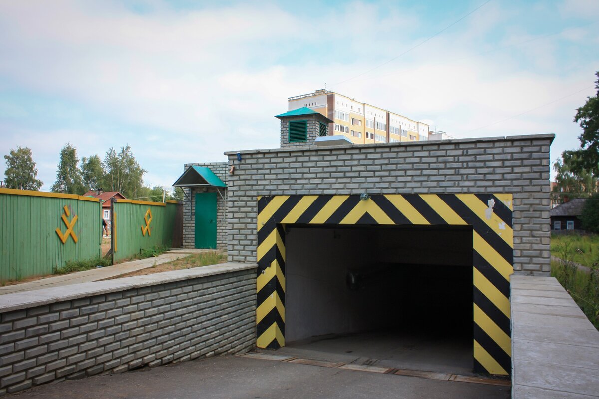 Обратите внимание, опять фирменный забор!