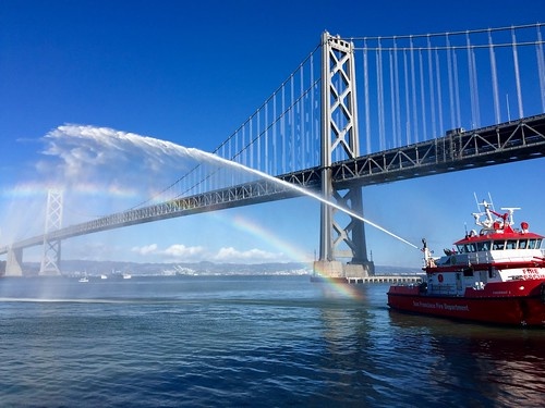 Я долго любовалась радугой fireboat с пляжа Crissy Field. Это шоу пожарных катеров можно наблюдать в хорошую погоду. Брызги на солнце создают эффект радуги.
