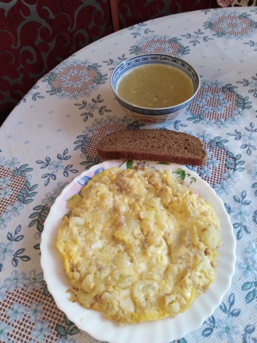 суп вермишелевый с мясом,хлеб темный,цветная капуста с яйцом.
