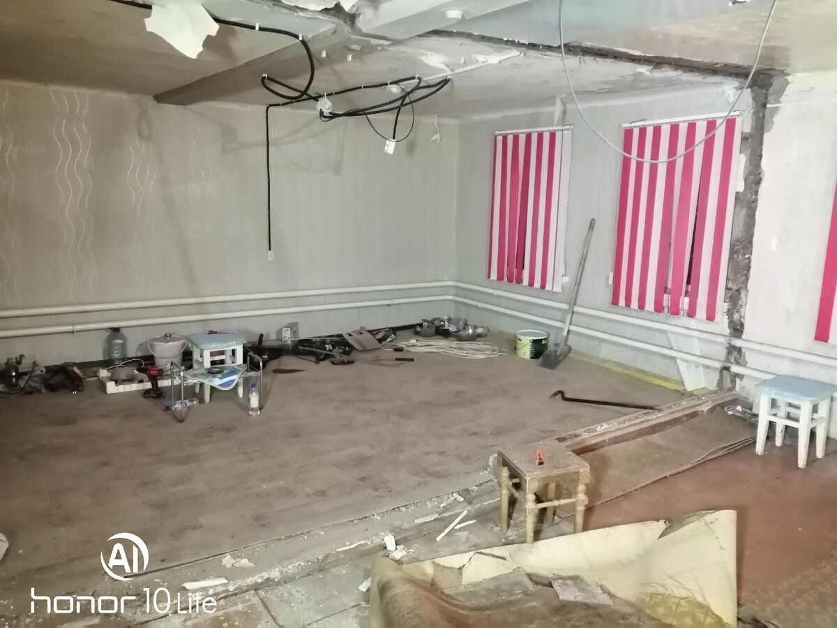 Перегородка убрана, а там и пол провален. 