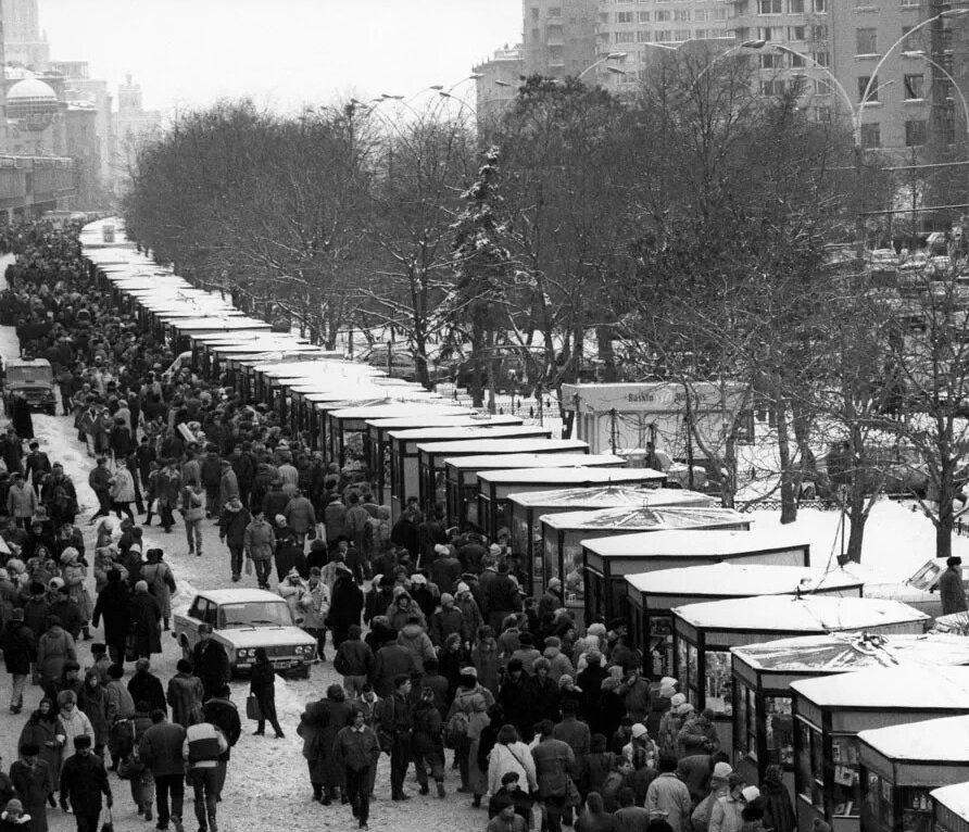 Ларьки на проспекте Калинина в Москве, 1993 г. Фото Валерия Христофорова (moslenta.ru/gallery/2016/02/21/larek/)