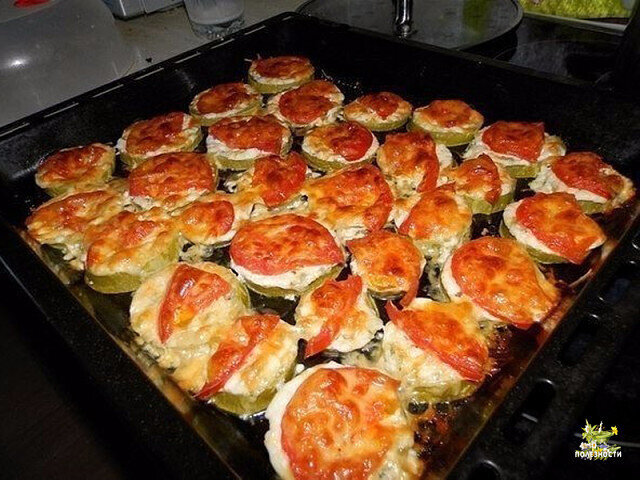 Это блюдо стало хитом на моей кухне!

Угостила меня им подруга. Я долго разбирала, что это такое - то ли закуска, то ли второе. От себя скажу так - сытно и ооочень вкусно, если гости на пороги - то это просто находка для хозяйки!
Кабачки под сыром 
Ингредиенты: 
- кабачок - по вкусу
- помидор - по вкусу
- сыр - по вкусу
- чеснок - по вкусу
- майонез - по вкусу

Приготовление:
1. Кабачки нарезать колечками и выложить на противень, посолить. 
2. Майонез или сметану смешать с мелко порубленным чесноком и смазать сверху кружочки кабачка. 
3. Помидоры нарезать кружочками (у меня кабачки маленькие, а помидоры большие, поэтому я нарезала на четвертинки), выложить поверх кабачков. 
4. Сыр натереть на мелкой терке и посыпать сверху наши овощи. 
5. Готовить в разогретой до 180 гр духовке в течение 40 минут. 

Приятного аппетита!
#рецептик