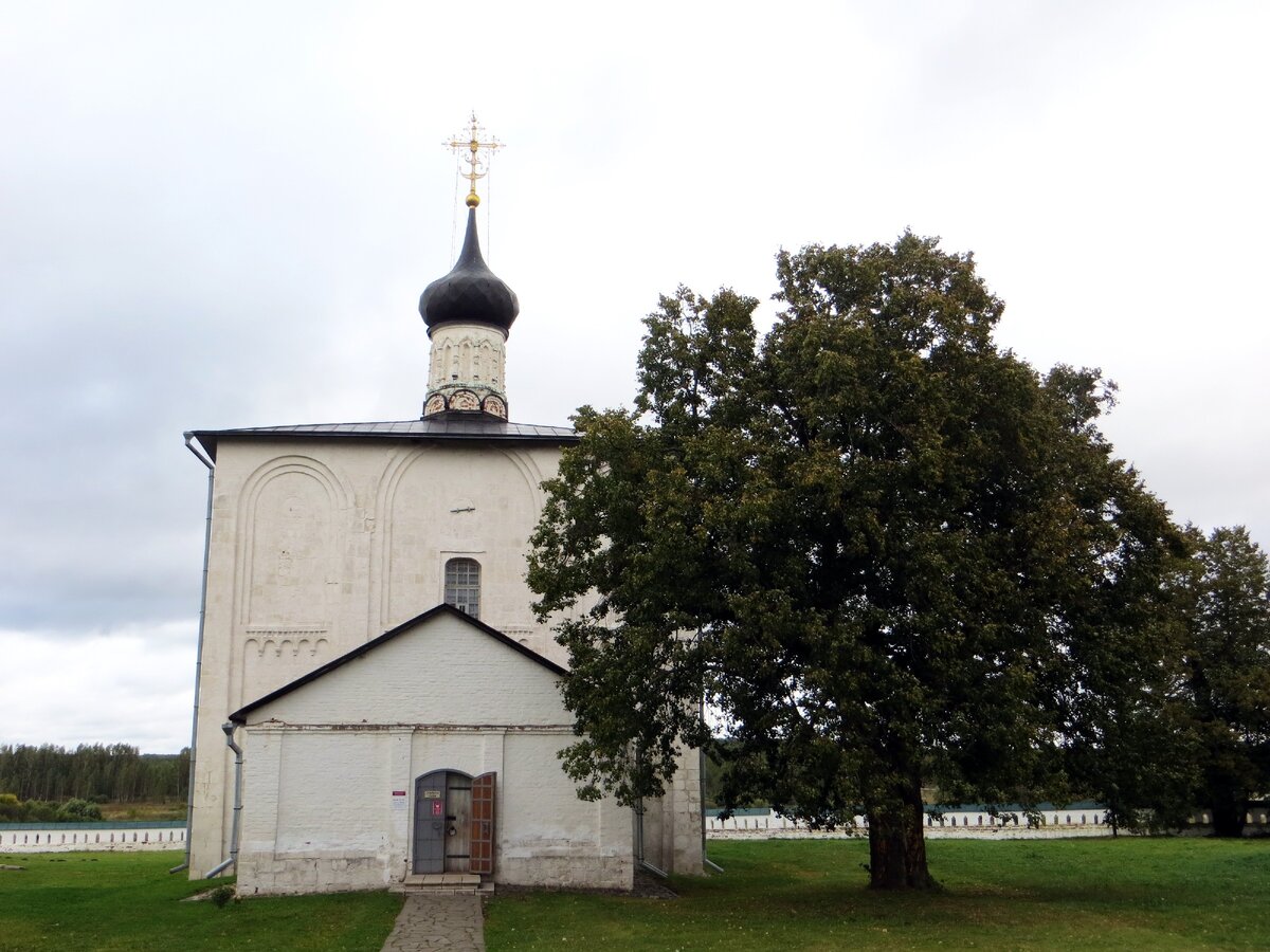 Это один из первых, а может быть и первый,  белокаменный собор на Владимиро-Суздальской Руси. До этого соборы строили из дерева.