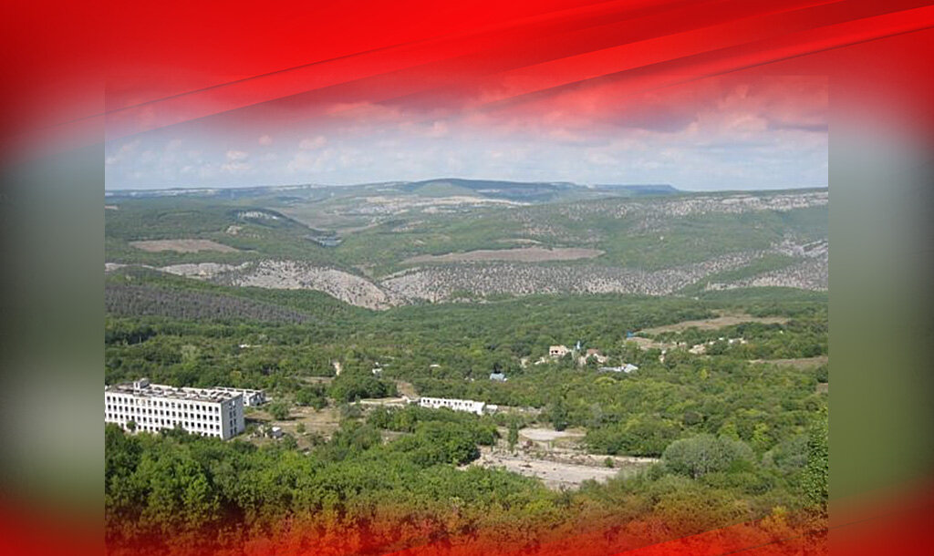 Левее на фотографии - маскировочное здание
