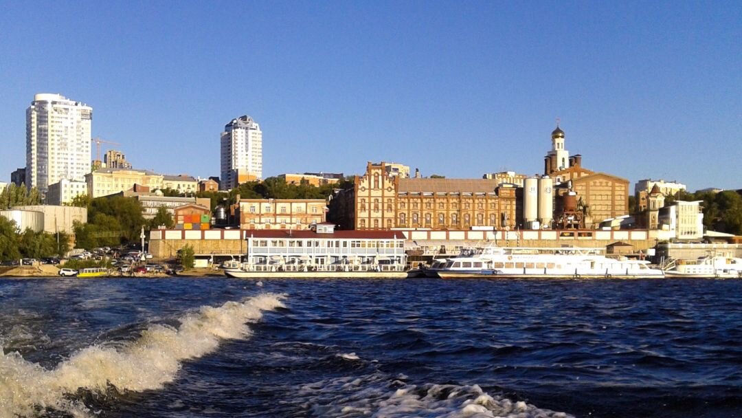 Самарский пивзавод, корпуса красного цвета. Вид с воды.
