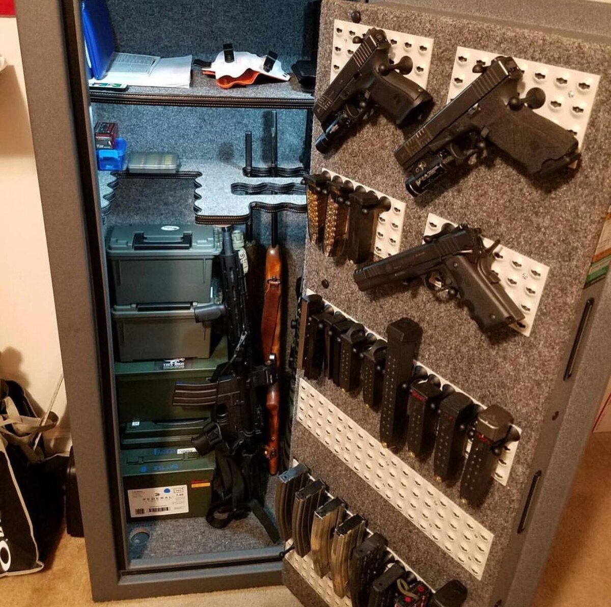 шкаф металлический для хранения боеприпасов