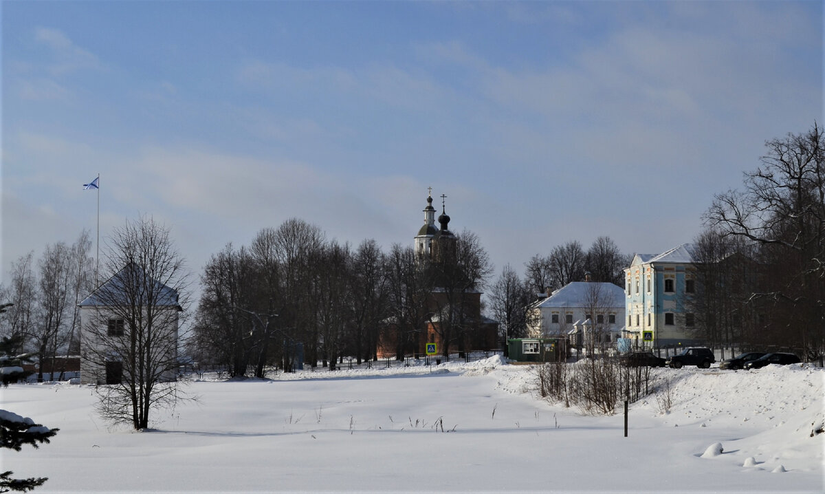 Общий вид на усадьбу Хмелита с места недалеко от парковки