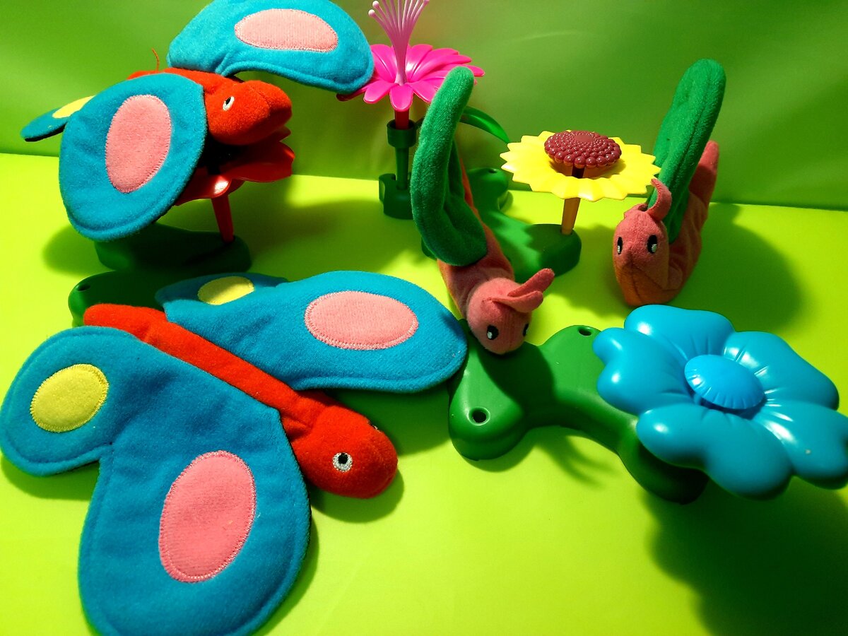 Подготовка: строительство цветов и полянок из конструктора, пальчиковые фигуры бабочки и улитки.